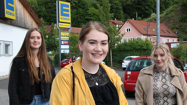 Josephine Douglas (vorne), Sophie Siemon (links) und Marie Schlott griffen ein, als ein Autofahrer am Freitag hilflos in seinem verschlossenen Wagen sa&szlig;. Foto: Ulrike M&uuml;ller