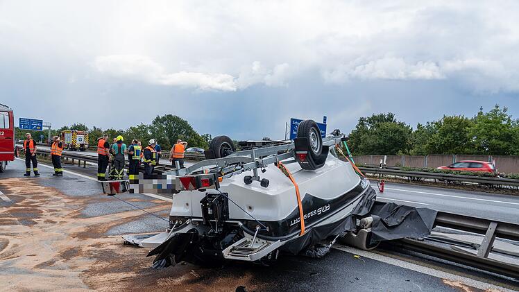 Schwerer Unfall nach Auffahrkollision – Wohnmobil kippt, Boot überschlägt sich