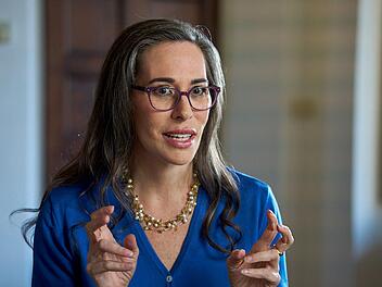 Laut der US-Soziologin Brooke Harrington habe die N&auml;he von Tech-Bossen wie Mark Zuckerberg und Elon Musk zu US-Pr&auml;sident Donald Trump teilweise absurde Bl&uuml;ten getrieben.