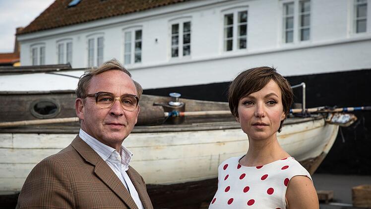 Schulrektor Block (Alexander Held) freut sich &uuml;ber seine junge, neue Kollegin Stella Petersen (Julia Koschitz), die nach ihrer Zeit in England als Englischlehrerin bei ihm anf&auml;ngt.