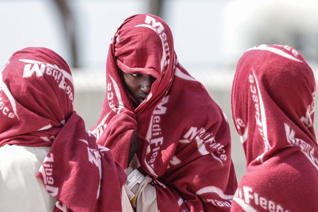 Migranten nach Bootsbrand im &Auml;rmelkanal gerettet