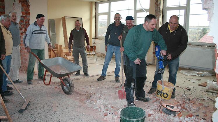 Arbeiten an der ehemaligen Schule von Stralsbach.