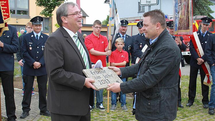 Eine Tafel erinnert an den Erweiterungsbau, die der Scheßlitzer Bauunternehmer Holger Nüßlein (rechts) an Bürgermeister Bernhard Ruß überreichte.