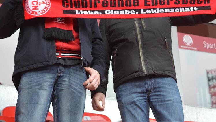 Die Besucher der Live-Tour im Nürnberger Stadion genießen die besondere Atmosphäre unmittelbar vor dem Anpiff. Foto: Nikolas Pelke