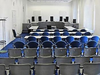In diesem Saal des Justizgebäudes am Wilhelmsplatz findet ab 7. April die Hauptverhandlung gegen einen früheren Bamberger Chefarzt am Klinikum statt. Auf den Hochlehnstühlen im Hintergrund werden die Mitglieder der Großen Strafkammer Platz nehmen. Foto: OLG Bamberg
