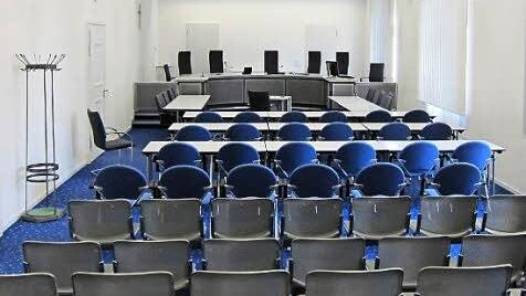 In diesem Saal des Justizgebäudes am Wilhelmsplatz findet ab 7. April die Hauptverhandlung gegen einen früheren Bamberger Chefarzt am Klinikum statt. Auf den Hochlehnstühlen im Hintergrund werden die Mitglieder der Großen Strafkammer Platz nehmen. Foto: OLG Bamberg
