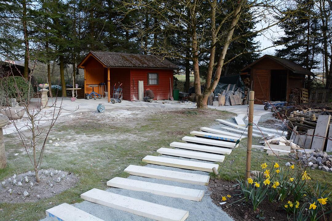 Auch vom Geräteschuppen zur zweiten Terrassenfläche entsteht ein Weg.