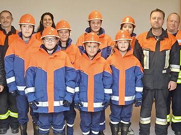 Freude herrscht bei der Feuerwehr Thonberg über eine neue Jugendgruppe: 1. Kommandant Ulrich Oßmann, Marc Peter Biedermann (Gemeinde-Geschäftsleiter), Ludwig Zwosta (Atemschutz), Kerstin Oßmann (Jugendwartin), Ralf Oßmann (Jugendwart), Gerd Würfel (Maschinist), Manfred Sünkel (2. Kommandant), Bürgermeister Egon Herrmann (von links) mit den Jugendfeurwehrlern. Foto: eh