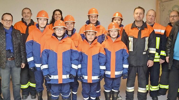 Freude herrscht bei der Feuerwehr Thonberg über eine neue Jugendgruppe: 1. Kommandant Ulrich Oßmann, Marc Peter Biedermann (Gemeinde-Geschäftsleiter), Ludwig Zwosta (Atemschutz), Kerstin Oßmann (Jugendwartin), Ralf Oßmann (Jugendwart), Gerd Würfel (Maschinist), Manfred Sünkel (2. Kommandant), Bürgermeister Egon Herrmann (von links) mit den Jugendfeurwehrlern. Foto: eh