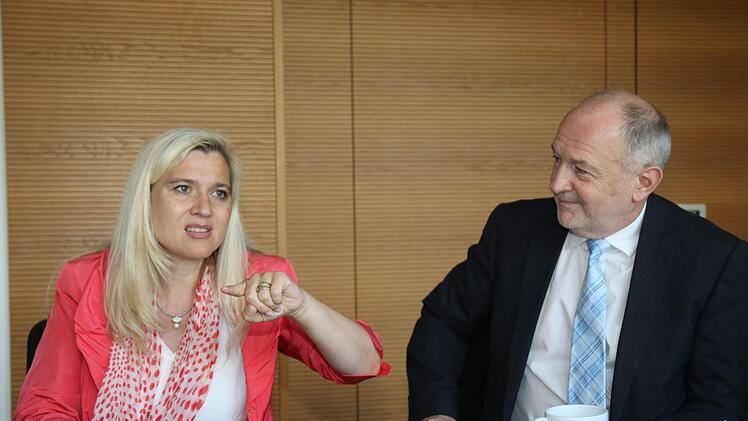 Jugendamtsleiter Klaus Schröder mit Ministerin Huml Foto: Dagmar Besand