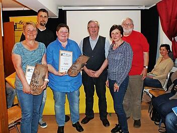 Regina Bruckmann (l.) und Mirjam Wellein (3. v. l.) bekamen den Höchstadter Ziegel. Fotos: Manfred Welker