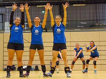 Laura Neuner (v. li.), Valentina Scocozza und Stefanie Blumers vom TSV Ebermannstadt harmonieren in der Regel gut. In dieser Szene läuft es bei den Bezirksliga-Volleyballerinnen nicht ganz rund. Foto: Andreas Hofbauer