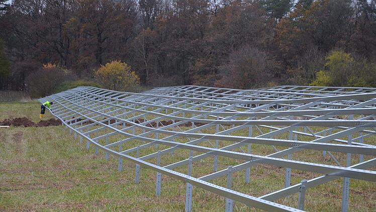 Bei Weidach wird für die Energiegenossenschaft Coburger Land ein Solarpark gebaut.Rainer Lutz