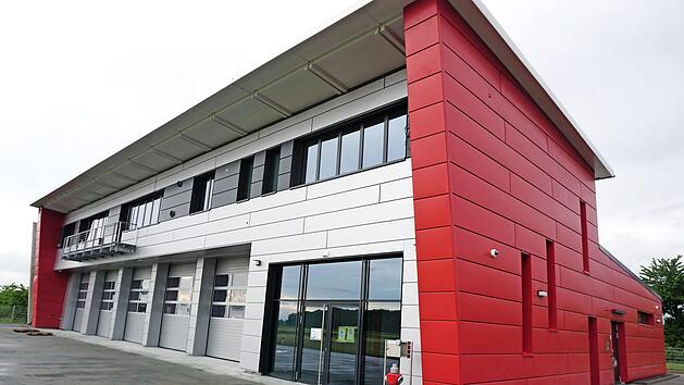 Am Neubau des Heßdorfer Feuerwehrhauses sind nur noch kleine Restarbeiten zu erledigen. Foto: Richard Sänger