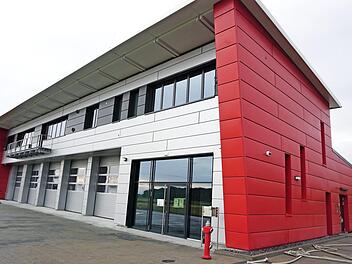 Am Neubau des Heßdorfer Feuerwehrhauses sind nur noch kleine Restarbeiten zu erledigen. Foto: Richard Sänger
