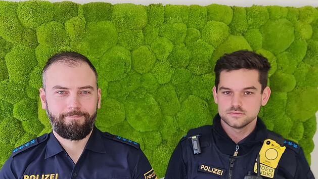 Michael Simon und Lukas Stark (rechts) von der PI Bad Kissingen  haben ohne Rücksicht auf ihre Gesundheit versucht, eine Frau, die in ihrem Auto im eiskalten Wasser eingeschlossen war, zu retten. Das Foto wurde technisch bearbeitet, beide haben den Corona-Abstand eingehalten. Foto: Susanne Will