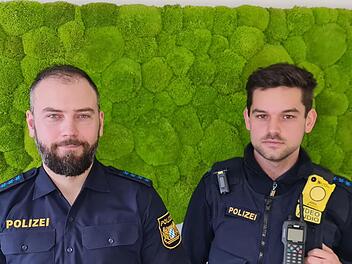 Michael Simon und Lukas Stark (rechts) von der PI Bad Kissingen  haben ohne Rücksicht auf ihre Gesundheit versucht, eine Frau, die in ihrem Auto im eiskalten Wasser eingeschlossen war, zu retten. Das Foto wurde technisch bearbeitet, beide haben den Corona-Abstand eingehalten. Foto: Susanne Will