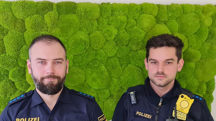 Michael Simon und Lukas Stark (rechts) von der PI Bad Kissingen  haben ohne Rücksicht auf ihre Gesundheit versucht, eine Frau, die in ihrem Auto im eiskalten Wasser eingeschlossen war, zu retten. Das Foto wurde technisch bearbeitet, beide haben den Corona-Abstand eingehalten. Foto: Susanne Will