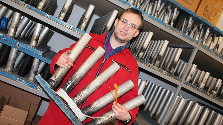 Julian Woesch inmitten eines Arsenals von metallenen Abschussrohren. Foto: Benedikt Borst
