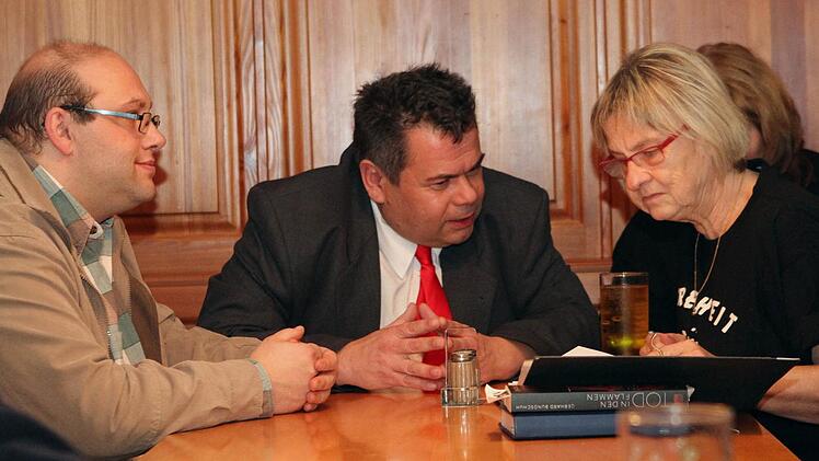 Ulvi Kulac (links) mit seinem neuen Anwalt Thomas Saschenbrecker und seiner Betreuerin Gudrun Rödel. Foto: Jochen Nützel