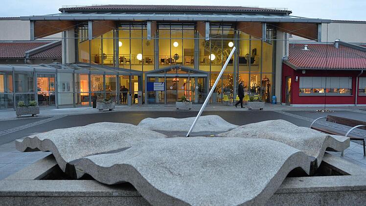 Die Steigerwaldklinik in Burgebrach wurde in den letzten Jahren mit hohem Aufwand ausgebaut und modernisiert. Foto: Ronald Rinklef