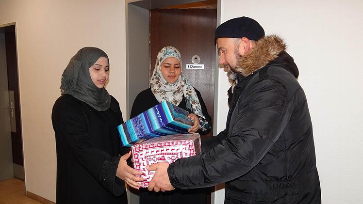 Weihnachtsgeschenke für Muslime: Roland Baumann überreichte die Weihnachtsgeschenke von Schülern des Gymnasiums an Zenab und Momema, die zusammen mit ihrer Großfamilie in der Gemeinschaftsunterkunft in Ebern wohnen.