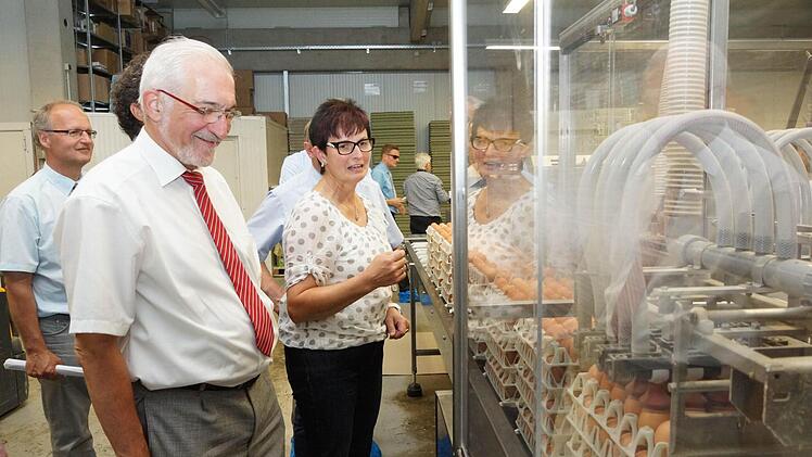 Regierungspräsident Paul Beinhofer schaut der Verpackungsmaschine bei der Arbeit zu.