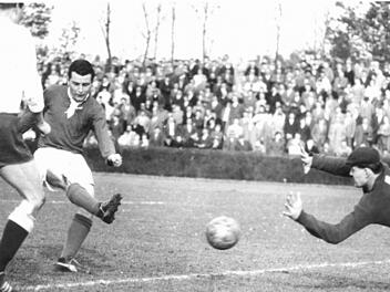 Volksparkstadion in den 60er Jahren: Dieter Zettelmaier bei der Ausübung seiner liebsten Tätigkeit für den 1. FC Bamberg. Foto: Archiv Dieter Zettelmaier