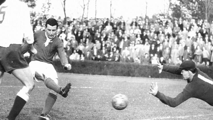 Volksparkstadion in den 60er Jahren: Dieter Zettelmaier bei der Ausübung seiner liebsten Tätigkeit für den 1. FC Bamberg. Foto: Archiv Dieter Zettelmaier