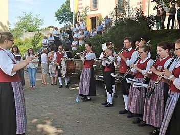 Der Rathausplatz Wartmannsroth war heuer Forum für die Eröffnungs-Veranstaltung zur 850-Jahr-Feier gewesen. Foto: Gerd Schaar
