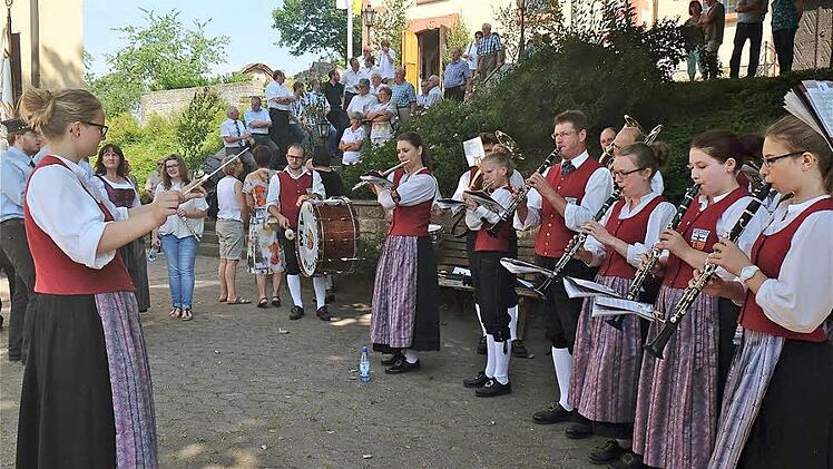 Der Rathausplatz Wartmannsroth war heuer Forum für die Eröffnungs-Veranstaltung zur 850-Jahr-Feier gewesen. Foto: Gerd Schaar