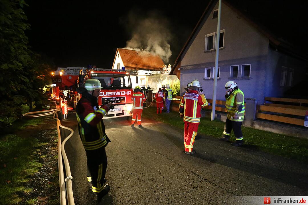 Brennender Pkw greift auf Wohnhaus ueber - Dachstuhlbrand