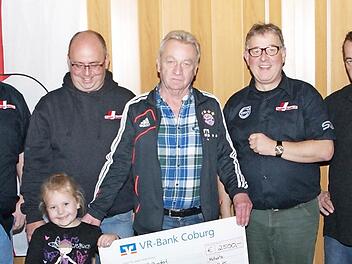 Der Truckerclub Franken-Strolche überreicht eine Spende von 2500 Euro an die Tschernobyl-Kinderhilfe (von links): Tom Limmer, Vorsitzender Matze Lange, seine Tochter Sophie, Dieter Wolf, Fernfahrerseelsorger Norbert Jungkunz und Kassierer Manfred Hanna.  Foto: Rainer Glissnik