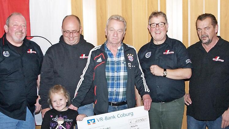 Der Truckerclub Franken-Strolche überreicht eine Spende von 2500 Euro an die Tschernobyl-Kinderhilfe (von links): Tom Limmer, Vorsitzender Matze Lange, seine Tochter Sophie, Dieter Wolf, Fernfahrerseelsorger Norbert Jungkunz und Kassierer Manfred Hanna.  Foto: Rainer Glissnik