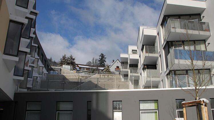 Der dreiteilige Gebäudekomplex ist in den Hang hinein gebaut worden. Foto: Ulrike Müller