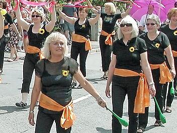 Ein farbenfroher Hingucker: Die TSV-"Sonnenblumen" beim Sonnefelder Jubiläumsfestzug Foto: Klaus Oelzner