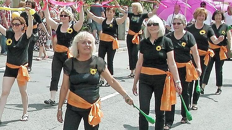 Ein farbenfroher Hingucker: Die TSV-"Sonnenblumen" beim Sonnefelder Jubiläumsfestzug Foto: Klaus Oelzner