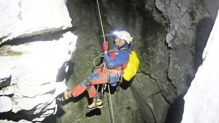 Ein Mitglied der Bergwacht seilt sich in die Riesending-Schachthöhle ab. Auch im Bereich Rhön-Spessart hat die Bergwacht immer mehr zu tun.  Foto: Markus Leitner, dpa