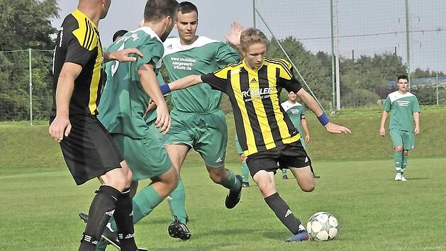 Florian Hagel (am Ball), hier gegen den Islinger Verteidiger Jochen Schmitt, trifft mit seinen Siedlern bereits am Samstag auf den FC Lichtenfels II. Foto: Karl Heinz Weber