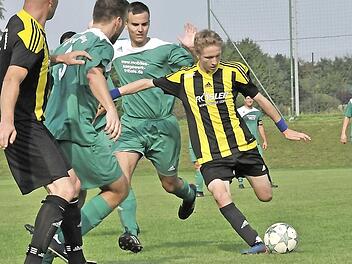 Florian Hagel (am Ball), hier gegen den Islinger Verteidiger Jochen Schmitt, trifft mit seinen Siedlern bereits am Samstag auf den FC Lichtenfels II. Foto: Karl Heinz Weber