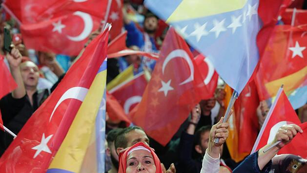 Sarajevo: Anhänger von Präsident Erdogan der Türkei schwenken Fahnen bei einer Großkundgebung Erdogans in Sarajevo. Foto: Amel Emric/AP/dpa