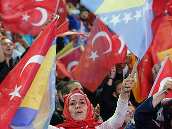 Sarajevo: Anh&auml;nger von Pr&auml;sident Erdogan der T&uuml;rkei schwenken Fahnen bei einer Gro&szlig;kundgebung Erdogans in Sarajevo. Foto: Amel Emric/AP/dpa