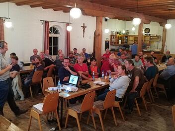 Fachberater Gerhard Müller-Engler (links) informierte über Wissenswertes und neue Erkenntnisse in der Bienenzucht.                  heg/Foto: Martin Holzinger
