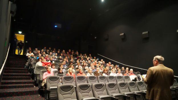 Rund 90 Zuschauer kamen ins Kino, um den Dokumentarfilm "&Uuml;berall wo wir sind...",  der 2018 bei der Berlinale als bester Film in dieser Kategorie ausgezeichnet wurde, zu sehen. Sabrina Kaiser