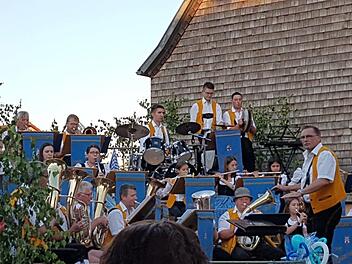 Einen Volltreffer landeten die "Lauertaler Musikanten" mit ihrer erstmals  veranstalteten "Dorfplatz-Serenade", die nicht nur musikalisch ein voller  Erfolg wurde.   Foto:  Christian Krug.