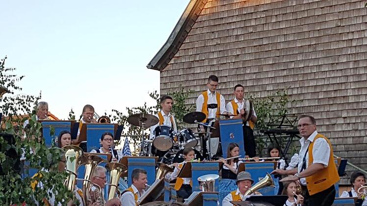 Einen Volltreffer landeten die "Lauertaler Musikanten" mit ihrer erstmals  veranstalteten "Dorfplatz-Serenade", die nicht nur musikalisch ein voller  Erfolg wurde.   Foto:  Christian Krug.