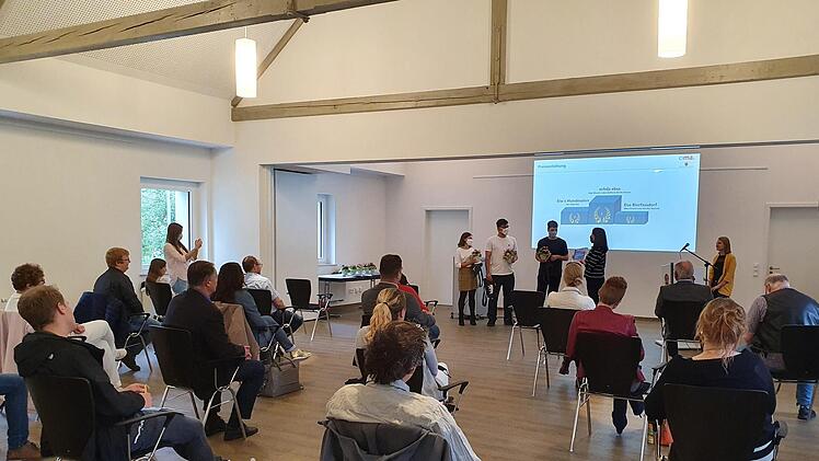 Das Publikum der Siegerehrung des "Stadtup"-Wettbewerbs verfolgt die Preisübergabe ans Gewinnerteam.  Fotos: Carmen Schwind