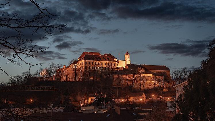Mann von Festungsmauer gestoßen