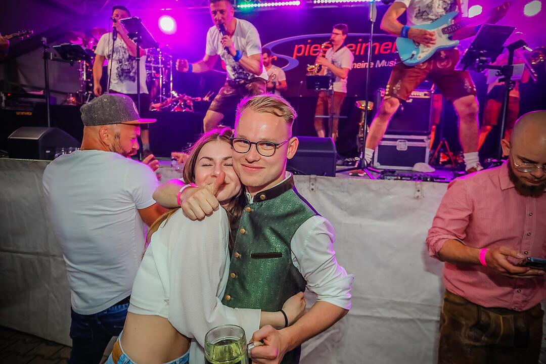 Samstagsparty im Festzelt!
