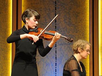 Die 14-jährige Violinistin Roberta Verna wurde von Hede Hass am Klavier begleitet. Foto: Dijkstal